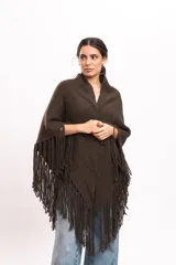 Ruana marrón oscuro tejida en punto texturizado, con cuello envolvente y bordes decorados con flecos largos colgantes.