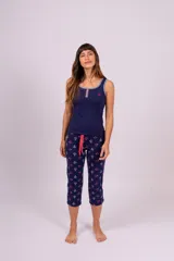 Conjunto de pijama azul marino con estampado de anclas, compuesto por una musculosa con cuello redondo y botones, y un pantalón capri con cintura elástica.
