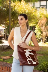 Bolso tote de cuero marrón con panel central de cuero con estampado animal print de vaca.