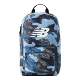 Mochila New Balance con estampado de camuflaje en tonos azules y grises, logo de la marca en blanco, asa de mano superior y tirantes acolchados ajustables.