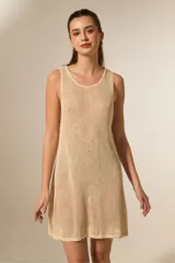 Vestido mini de poliéster color dorado con lentejuelas, diseño holgado, sin mangas y con escote redondo.