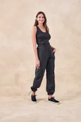 Top de algodón y lurex color beige claro, con escote redondo y tirantes anchos, de calce ajustado al cuerpo y tejido acanalado.