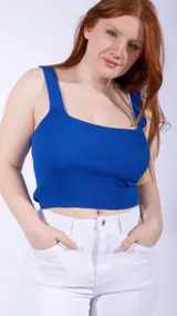 Top corto de tejido de punto acanalado, color azul eléctrico, con escote cuadrado y tirantes anchos.