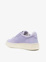 Zapatillas bajas Autry Medalist Low de cuero color lila con detalles perforados, cordones planos y suela color crema.