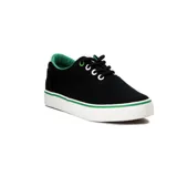 Championes urbanos negros con detalles en verde y suela blanca.