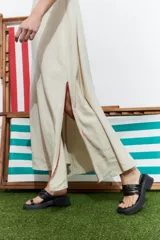 Sandalias negras con plataforma y tiras de cuero vegano.