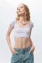 Top corto color amarillo, de mangas cortas y escote redondo.