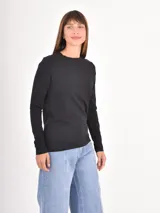 Remera de manga larga con cuello redondo, confeccionada en tejido de punto liso.