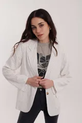 Blazer blanco con rayas verticales negras, solapas clásicas y cierre con botón.