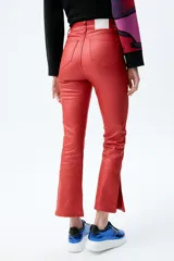 Pantalón jean plateado de tiro medio/alto con silueta levemente acampanada desde la rodilla y aberturas en los tobillos.