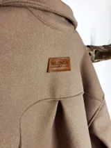 Campera de paño color tostado con diseño de tablas en la espalda y etiqueta de cuero sintético con logo de la marca Milonga.