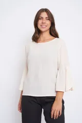 Blusa color crema de mangas 3/4 acampanadas.