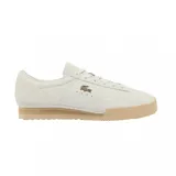 Championes Lacoste modelo Aura, color blanco con suela de goma en tono beige. Presentan un diseño minimalista de cuero con el logo del cocodrilo metálico en el lateral y detalles perforados.