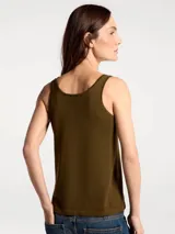 Musculosa de punto color marrón, con escote redondo y breteles anchos, de corte recto y ajuste cómodo.