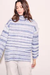 Polera celeste con rayas horizontales en tonos de azul y blanco, de cuello alto y corte oversize.