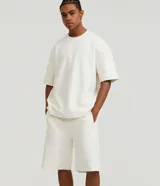 Bermuda masculina básica de algodón, con cintura elástica, cordón ajustable y bolsillos funcionales.