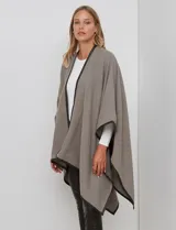 Ruana de tejido suave color azul oscuro, con vivos de ecocuero negro en los bordes.