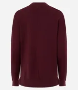 Suéter de punto color bordó, con cuello alto, mangas largas y detalle de costura vertical en relieve en el centro del frente.