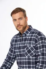 Camisa de viyela tipo leñadora con diseño a cuadros en tonos borgoña, blanco y gris. Manga larga con bolsillo en el pecho y botones en el cuello.