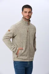 Campera texturada con interior en polar, color tostado jaspeado, cuello alto y cierre frontal con cremallera.