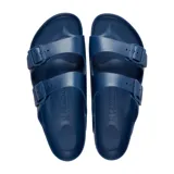 Sandalia Birkenstock modelo Arizona, confeccionada íntegramente en EVA, material ligero y resistente al agua. Presenta dos correas ajustables con hebillas del mismo tono y plantilla anatómica.