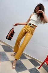 Pantalón de cuero color marrón con corte recto.