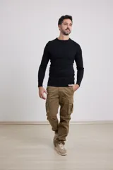 Sweater de punto liso, color azul, con escote redondo y manga larga.