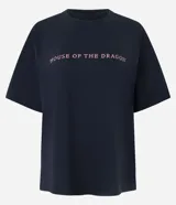 Remera de algodón color negro con cuello redondo y mangas cortas. Presenta un estampado frontal con el logo de la serie House of the Dragon en color rosado.