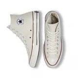 Championes de caña alta Converse Chuck 70 color crema con detalles en rojo y azul en la suela.