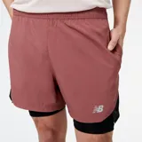 Short de running New Balance Accelerate Pacer 5 Inch 2-in-1, color ladrillo con short interior negro.