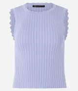 Top sin mangas de punto acanalado color fucsia, con cuello redondo y bordes ondulados en sisas y cuello.