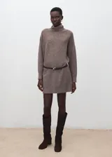 Vestido corto de punto con cuello vuelto y manga larga, de diseño recto y holgado.