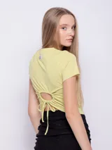 Top de manga corta color crema, de tela acanalada con textura brillante y jareta redonda para fruncir en la espalda.