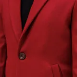 Tapado de lana color negro, con cuello solapa y cierre de dos botones. Corte recto y largo hasta la rodilla.