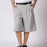 Bermuda sastrera gris de corte baggy, con pinzas al frente y diseño holgado que se extiende por debajo de la rodilla.