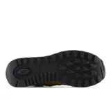 Championes New Balance 574 unisex color marrón con detalles en verde y blanco.