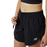 Short deportivo New Balance Accelerate de poliéster negro, con cintura elástica y logo reflectivo en la pierna izquierda.