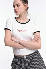 Short de popelina de algodón con estampado de rayas verticales celestes y blancas, cintura elastizada y bolsillos laterales.