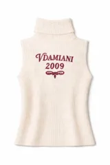 Chaleco tejido de cuello alto, sin mangas, en color crudo con bordado frontal en color bordó que incluye el nombre de la marca y el año 2009.