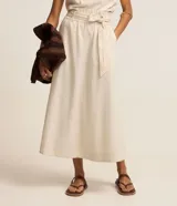 Pollera midi clochard de color beige, confeccionada en viscolino con cintura fruncida y cinturón ajustable en el mismo tejido. Presenta un diseño fluido y elegante de corte recto.