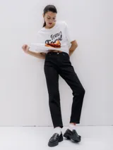 Jean mom fit de tiro alto en denim, corte relajado y cómodo con bolsillos traseros.