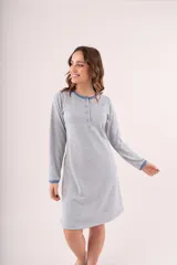 Camisón celeste de lanilla con botones frontales y mangas largas.