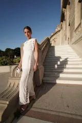 Mono largo blanco de gasa con detalles de broderí en el cuello, sisas y laterales.