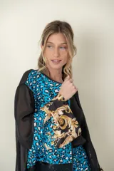 Túnica larga con estampado animal print en tonos celeste y blanco, con detalles de seda estampada con motivos barrocos en mangas y ruedo.