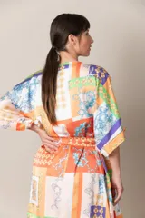 Kimono italiano de satén estampado con motivos geométricos y florales en tonos rojo, azul, naranja y dorado. Incluye lazo de ajuste en la cintura.