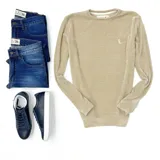 Buzo de chenille color beige, de corte recto y cuello redondo.