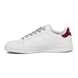 Championes Lotto blancos con detalles en rojo burdeos, cordones con diseño moteado y logo de la marca en el lateral y la lengüeta.