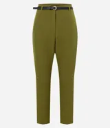 Pantalón de vestir color verde oliva, corte carrot (holgado en cadera y ajustado en tobillo), tiro alto y pinzas frontales. Incluye un cinturón fino negro con hebilla metálica.
