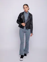 Polera negra con estampado geométrico en blanco, de cuello alto y manga larga.