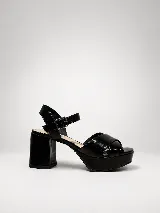Sandalias de taco alto ancho con plataforma, color plateado metalizado, con tiras cruzadas en el empeine y tira al tobillo con hebilla ajustable.